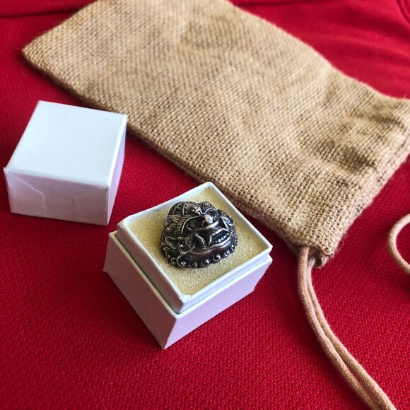 Striking Handcrafted Sterling Silver & Onyx Ring from Indonesia - Picture 3 of 9